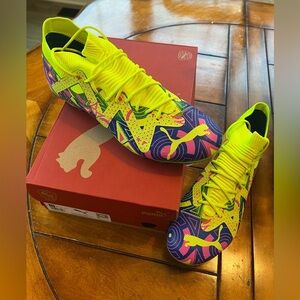 New never worn Puma soccer shoes. Men’s size 9.5.